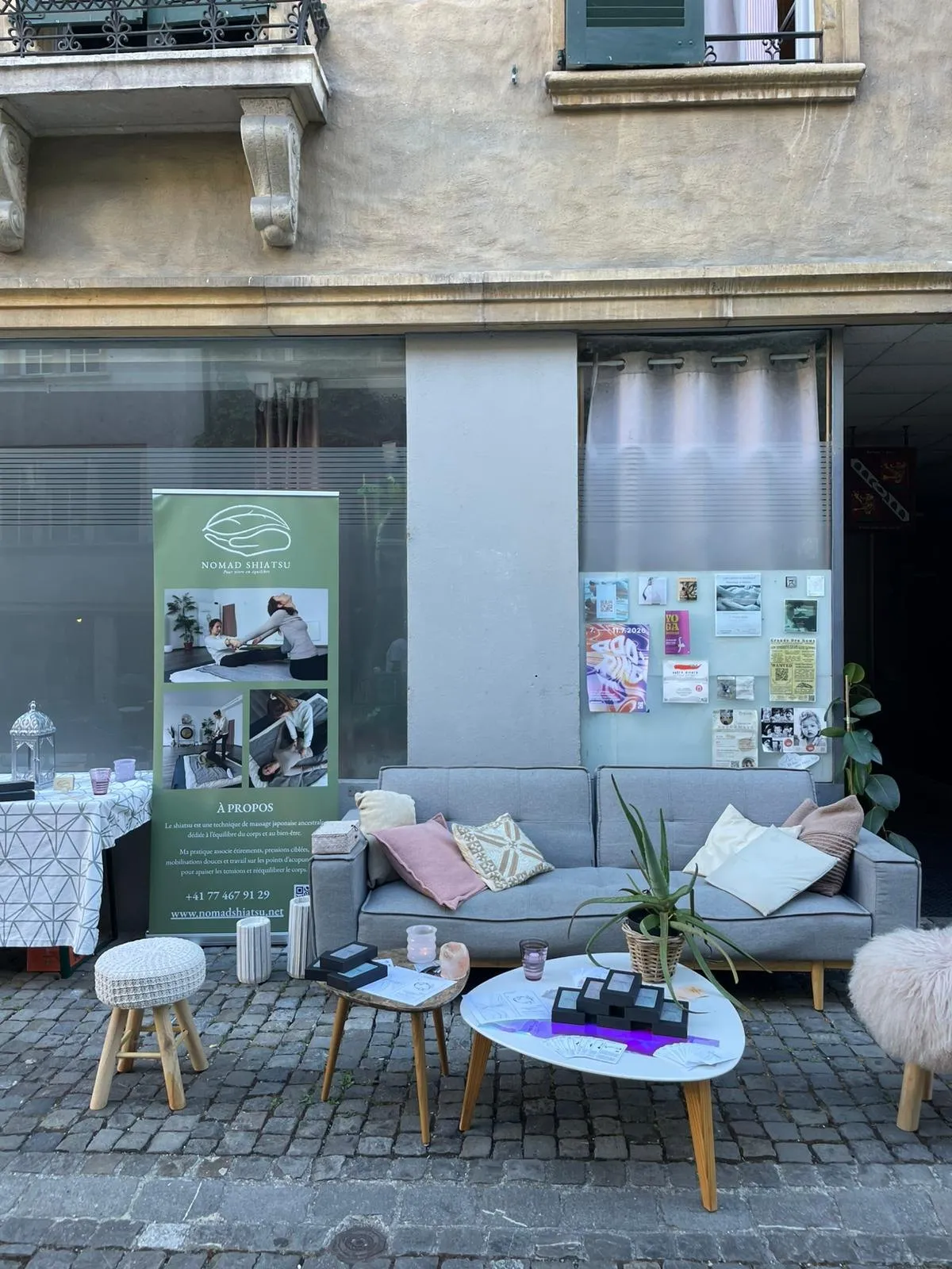 Le stand Nomad Shiatsu lors d’un First Friday dans la vieille ville de Bienne