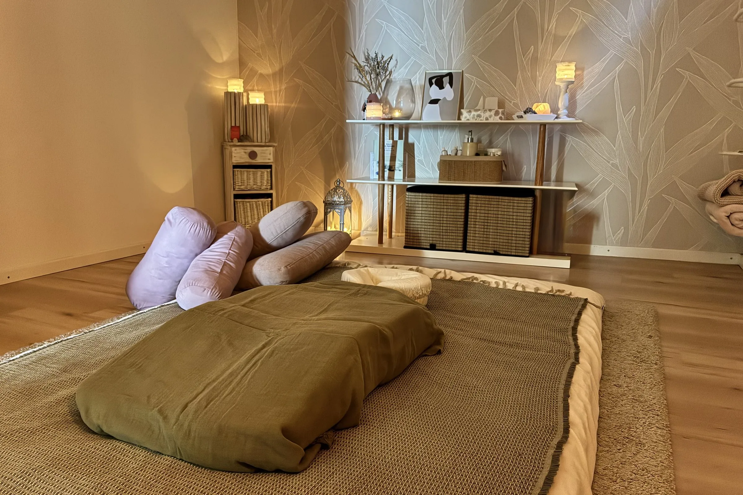 Savina en séance de shiatsu dans son cabinet à Bienne