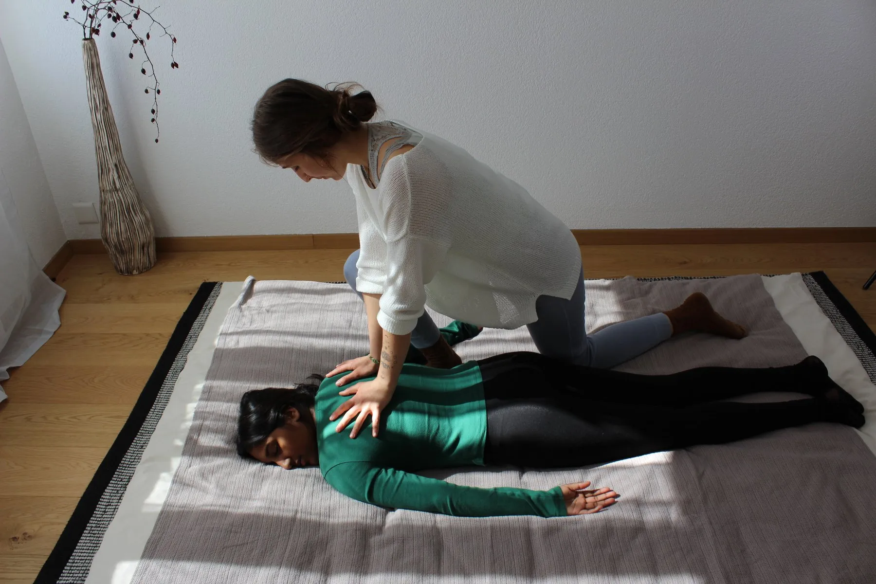 Étirement doux lors d’une séance de shiatsu
